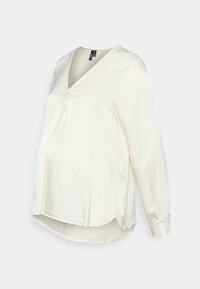 Blusa de cetim branca com decote em V, mangas longas e bainha curva. Apresenta pregas laterais para um ajuste relaxado, textura suave e brilho.