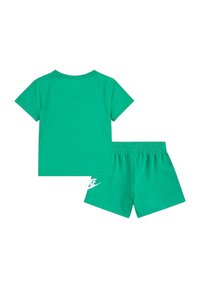 Conjunto de camiseta de algodón verde y pantalones cortos; cuello redondo, mangas cortas, cinturilla elástica, con un acento de logo blanco en los pantalones cortos.