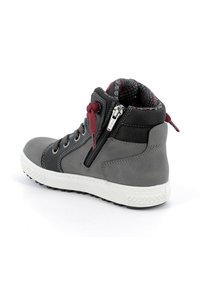 Stivaletto grigio a metà caviglia con suola in gomma, caratterizzato da lacci bordeaux, una cerniera laterale e una fodera con motivo. Realizzato in pelle liscia e materiali tessili.