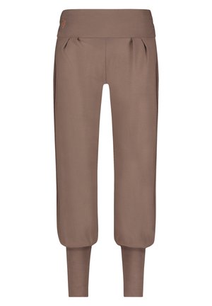 Bruine, zachte stoffen broek met een getailleerde tailleband, zijplooien en toelopende enkels. Het ontwerp heeft een minimalistische esthetiek zonder zichtbare branding.