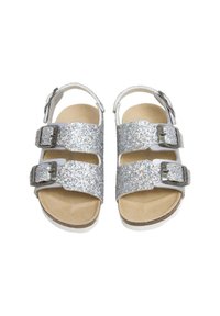 Kimaltelevat hopeiset sandaalit, joissa on kaksi säädettävää solkea, mokkanahkaiset hihnat ja vaaleanruskea pehmustettu pohjallinen. Tasapohjainen malli.