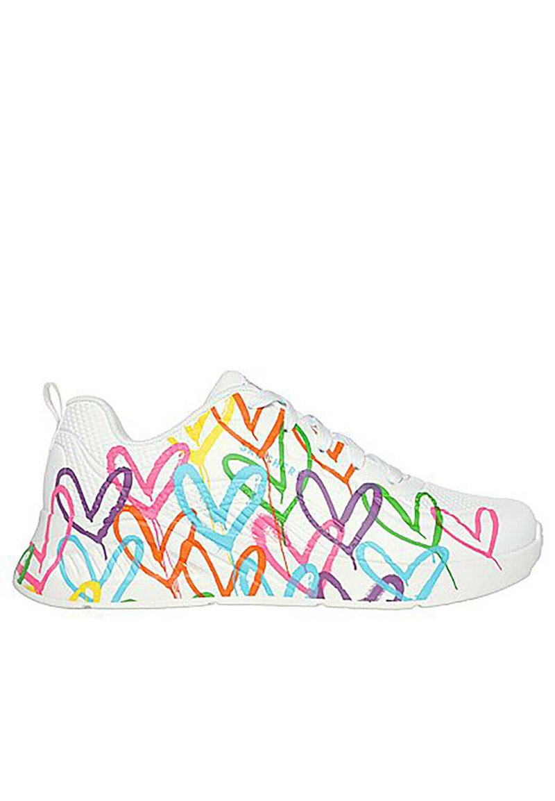 Zapatilla deportiva blanca con un colorido patrón de corazones en rosa, verde, azul, amarillo y naranja. Diseñada con un upper de malla y una suela de goma.