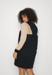 ONLY Carmakoma CARSIV BLOCKIG DRESS - Vestido de malha - black