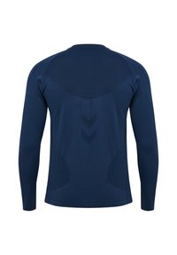 Marinblå långärmad träningsskjorta med en figurnära design, strukturerad panel och tre chevron-accenter längs ryggen. Tillverkad av elastiskt material.