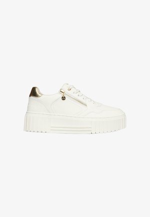 Witte platformsneaker met gouden hielaccent, zijrits, veters en een textuursol.
