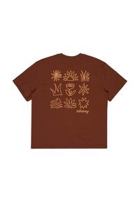 Braunes Baumwoll-T-Shirt mit einem Siebdruckmotiv von Pflanzen und Wellen in Gelb, mit dem Schriftzug "Billabong" am unteren Rand.