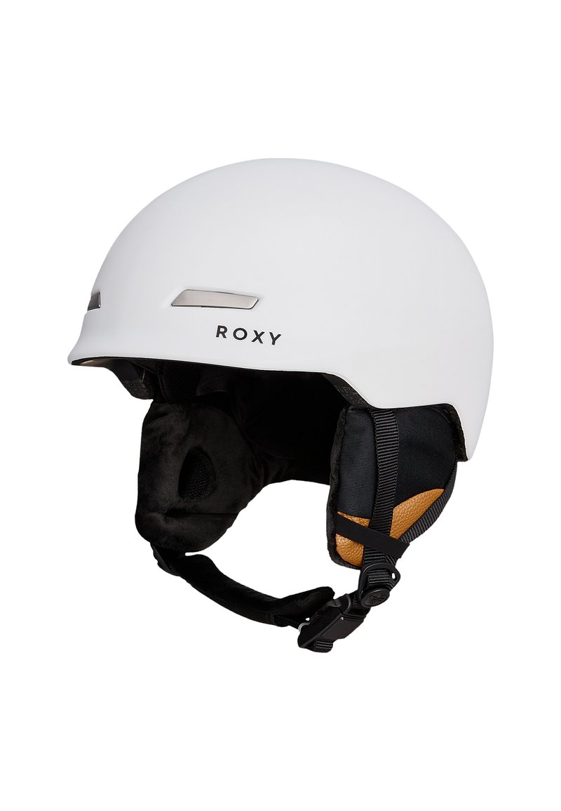 Casque de ski blanc avec surface texturée et accents en métal argenté. Équipé de coussinets noirs pour les oreilles avec des détails en tan et une sangle de menton réglable.