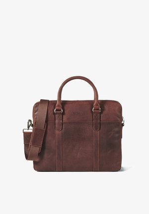 Brun læderaktetaske med dobbelte greb og justerbar skulderrem. Har en glat overflade og minimale syninger.