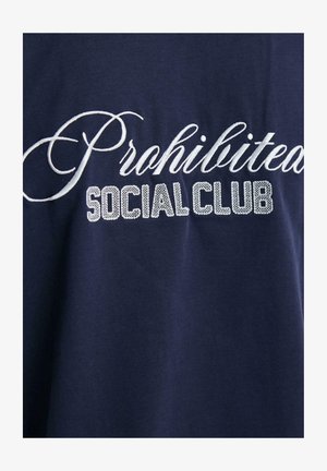 Navyblauwe katoenen T-shirt met geborduurde witte tekst "Prohibited" en blokletters "SOCIAL CLUB" met een gestructureerde afwerking.
