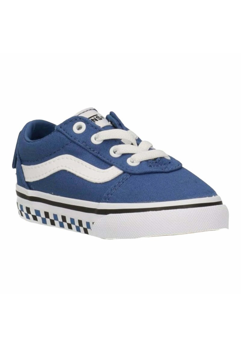 Zapatilla de lona azul con cordones blancos, raya lateral y patrón de tablero de ajedrez en la suela. Diseño de puntera redondeada y collar acolchado.