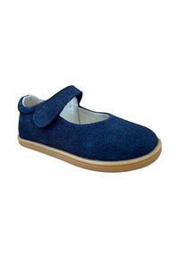 Zapato Mary Jane de ante azul marino con tira de Velcro, puntera redondeada y suela de goma beige. Presenta detalles perforados a lo largo del borde.