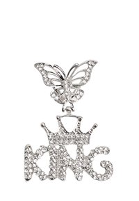 Sølvbroche med en sommerfugl på toppen af en glitrende krone, fastgjort til ordet "KING" prydet med rhinsten overalt.