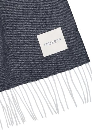 Dunkelblauer gewobener Schal mit Fischgrätenmuster, weißen Fransen und einem kleinen Etikett mit "PROFUOMO" in marineblauer Schrift.