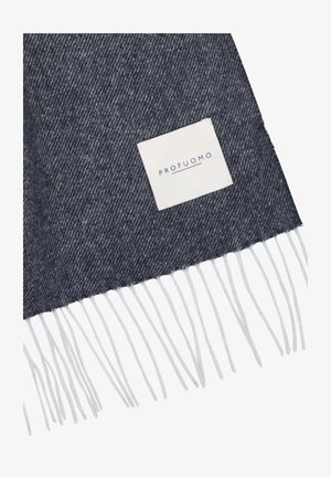 Écharpe tissée bleu foncé avec un motif en chevrons, franges blanches et une petite étiquette avec "PROFUOMO" en texte marine.