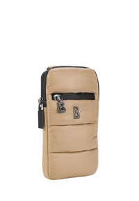 Beige puffermobilskydd med en svart dragkedja, utrustad med två silverfärgade bokstavscharms "B" och en slät, quiltad yta.