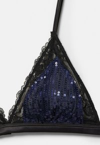 Sort blonde-bralette med et skimrende mørkeblåt pailletpanel, trekantsform, justerbare stropper og sort satin underbåndsdetalje.