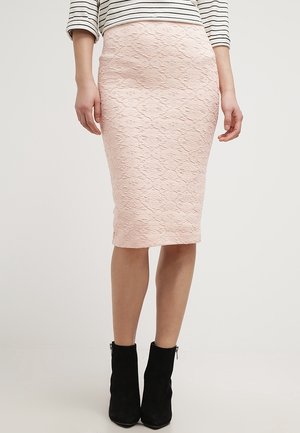 Jupe crayon en dentelle rose clair avec motif texturé, assortie à des bottines noires. Présente une silhouette ajustée et une coupe au genou.