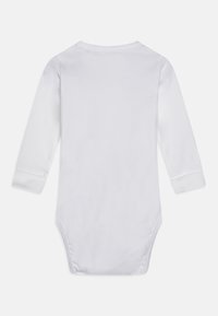 Langermet baby bodysuit i ensfarget hvit bomull, med rund hals og trykknapper i bunnen for enkel påkledning.