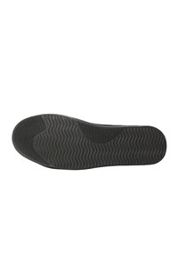 Suola di scarpa in gomma nera con scanalature testurizzate, motivi a onda e una sezione del tallone arrotondata. Presenta un perimetro liscio e marchi di dimensioni embossati.
