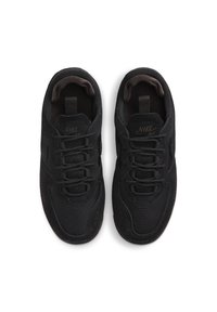 Mustat lenkkarit, joissa on verkkokangas- ja mokkanahkapinta, tekstuuriset nauhat, pehmustettu nilkkaosa ja kumipohja, jossa on hienovarainen kuvio.