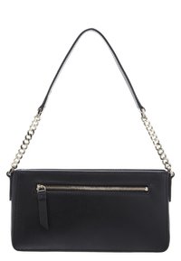 Černá obdélníková kabelka s přední kapsou na zip a ramenním popruhem kombinujícím stříbrné řetízkové články a černou kůži.