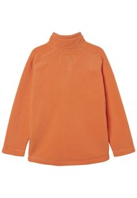Sudadera de forro polar naranja con cuello alto, de manga larga, textura suave y un pequeño bolsillo en la parte superior de la espalda. Corte recto con aberturas laterales.