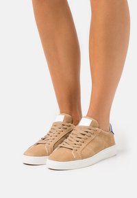 Scotch & Soda PLAKKA - Treniņu apavi - sand/blue