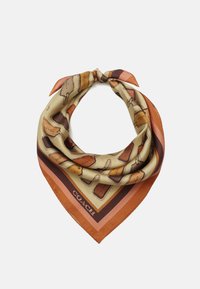 Bufanda de seda en tonos marrón claro, naranja y marrón con un patrón geométrico que presenta bolsas ilustradas. Tiene un borde enrollado y un detalle de logo.