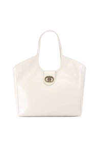 Biała torebka tote z lakierowanej skóry o zaokrąglonym kształcie, z zapięciem w kolorze złota i eleganckim, minimalistycznym designem. Gładka struktura z solidnymi uchwytami.