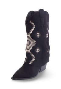 Botte de cowboy en daim noir avec une tige texturée noire et blanche à motif, un bout anguleux et un talon bas. Dotée d'une languette pour un enfilage facile.