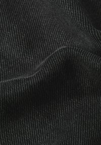 Tessuto nero con una texture a righe, caratterizzato da linee diagonali e sottili variazioni di tonalità, che creano profondità e dettagli nel materiale.