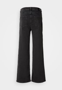 Juodos plačios džinsinės kelnės su aukštu liemeniu, matomais siuvinėjimo detalėmis ir dviem užpakalinėmis kišenėmis. Švarus dizainas be puošybos.