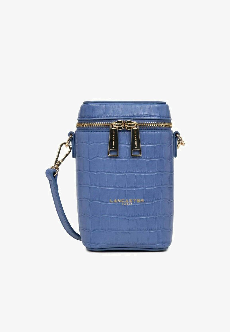 Borsa a tracolla blu con motivo coccodrillo, dotata di accessori in oro, chiusura con zip e tracolla staccabile. Presenta logo in rilievo sul davanti.