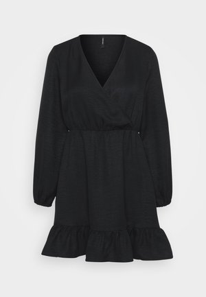 Sort svart omslagskjole laget av teksturert stoff, med lange pufferm og en figurtilpasset midje, samt en volangkant. Enkelt og elegant design.