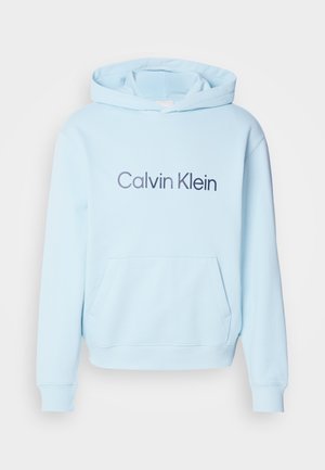 Lichtblauwe hoodie van zachte stof, met een voorzak en een opvallend 'Calvin Klein' logo gedrukt in donkerblauw.