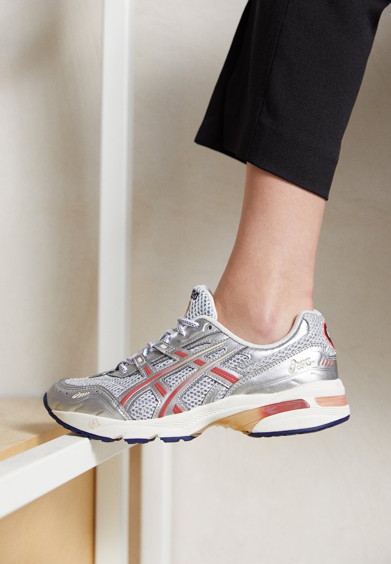 asics silber