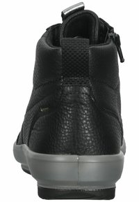 Bota de cuero negra hasta el tobillo con una superficie texturizada, cremallera trasera y suela de goma gris con un ligero tacón. Vista trasera mostrada.
