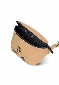 Beige leren heuptasje met een ritssluiting, zwarte binnenvoering met een logo patroon en een zichtbaar logo aan de voorkant.