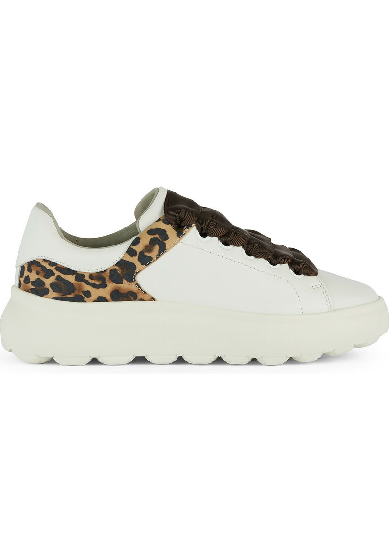 Weiße Leder-Sneaker mit einer braunen strukturierten Schnürung und einem Leopardenmuster-Akzent an der Seite. Dicke, gepolsterte Sohle mit abgerundeten Kanten.