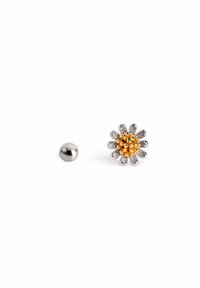 Pendiente en forma de flor de plata con acentos de cuentas doradas y transparentes. Incluye un pequeño stud esférico metálico. Textura suave y acabado pulido.