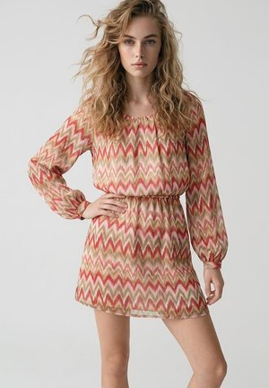 Outfitters Nation, VESTIDO FLUIDO ESTAMPADO CON CINTURA ELÁSTICA MUJER - Vestido informal - verde