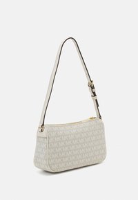 Harmaa olkalaukku, jossa on toistuva MK-logokuvio, nahkakoristeet, vetoketjusulku ja säädettävä hihna kultaisilla yksityiskohdilla.