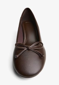 Balerini maro din piele cu vârf rotund, având un accent de fundă în față și un finisaj neted, lustruit.