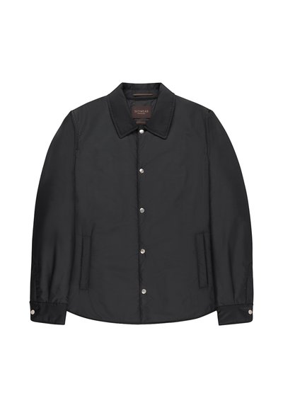 Czarna kurtka zapinana na guziki z kołnierzem i dwoma bocznymi kieszeniami, zdjęta na płasko na białym tle.