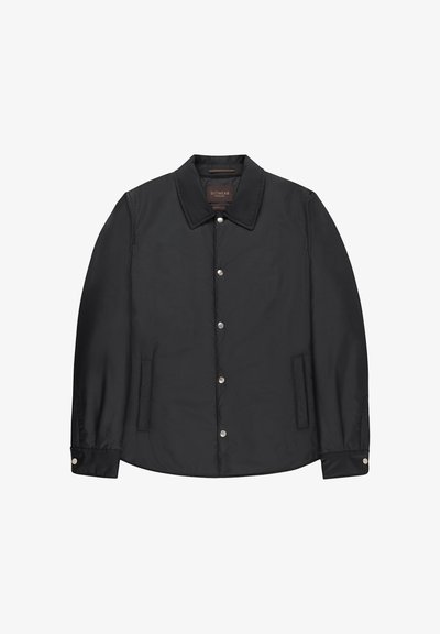 Czarna kurtka zapinana na guziki z kołnierzem i dwoma bocznymi kieszeniami, zdjęta na płasko na białym tle.