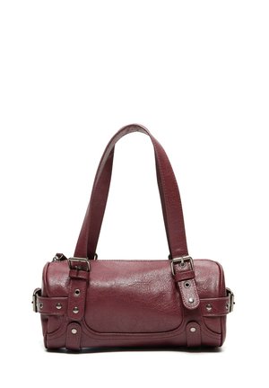 Petit sac à main cylindrique en cuir marron rouge avec double bandoulière et détails de boucles sur les côtés et à l'avant.