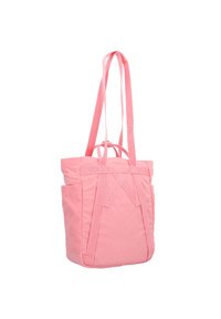 Vaaleanpunainen olkalaukku, suorakaiteen muotoinen, valmistettu pehmeästä kankaasta. Siinä on kaksi sivutaskua ja pitkät olkahihnat kantamista varten.