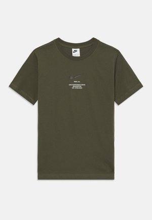 T-shirt en coton vert olive avec un col rond, des manches courtes et un logo noir Nike subtil avec du texte sur le devant.
