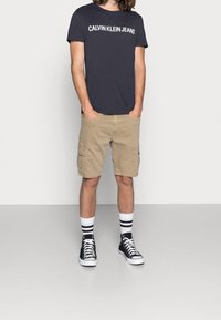 Calvin Klein Jeans T-shirt med print - dark blue