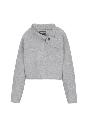 Lyhyt harmaa neule pehmeästä kankaasta, jossa on huppukaulus ja sivusolki. Kauluksessa on nappikoriste.